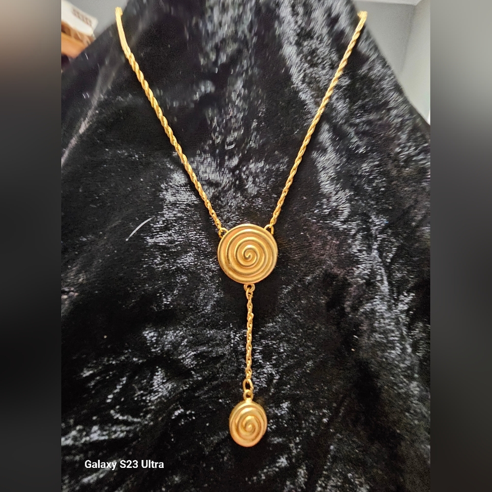Elegant Goldtone matt Finish...18 Inch Spiral Pendant Necklace.signed RL